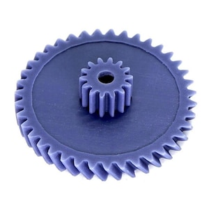 以下が含まれることがあります： 中央に小さな歯車が付いた紫色のプラスチック製の歯車
