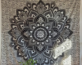 Tapisserie indienne Ayurpark : Mandala Lotus noir et blanc Taille 210 x 230 cm