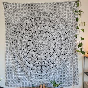 Ayurpark "Elegante carta da parati con mandala raffigurante un elefante: relax ed eleganza estetica si fondono." Dimensioni 200 x 220 cm