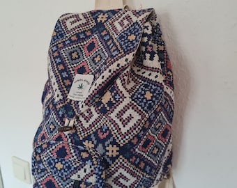 Hermosa mochila pequeña estilo hippie hecha a mano de cáñamo