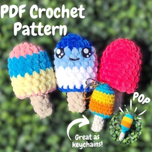 Pode incluir: Um padrão de crochê PDF para fazer chaveiros em forma de picolé. A imagem mostra quatro picolés de crochê em cores diferentes: azul, rosa, amarelo e laranja. O texto "PDF Crochet Pattern" está no topo da imagem, e o texto "Great as keychains!" está na parte inferior.