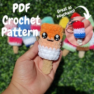 Könnte beinhalten: Häkelanleitung für einen Schlüsselanhänger in Form eines Eis am Stiel. Das Eis am Stiel ist orange, weiß und braun. Der Text "Great as keychains!" befindet sich in einer Sprechblase über dem Eis am Stiel.