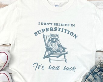 Lustiges Waschbär-T-Shirt: Superstition Humor, entspannte Passform