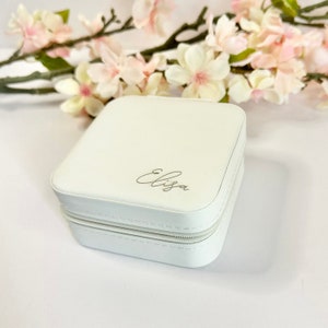 Organiseur de bijoux personnalisé, boîte de voyage blanche, rangement pour bagues compacte, étui pour boucles d'oreilles, porte-collier, accessoire polyvalent, compartiment pour bracelet