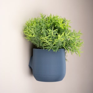 Design wall flower pot with integrated & removable saucer | Sankaku | Japandi