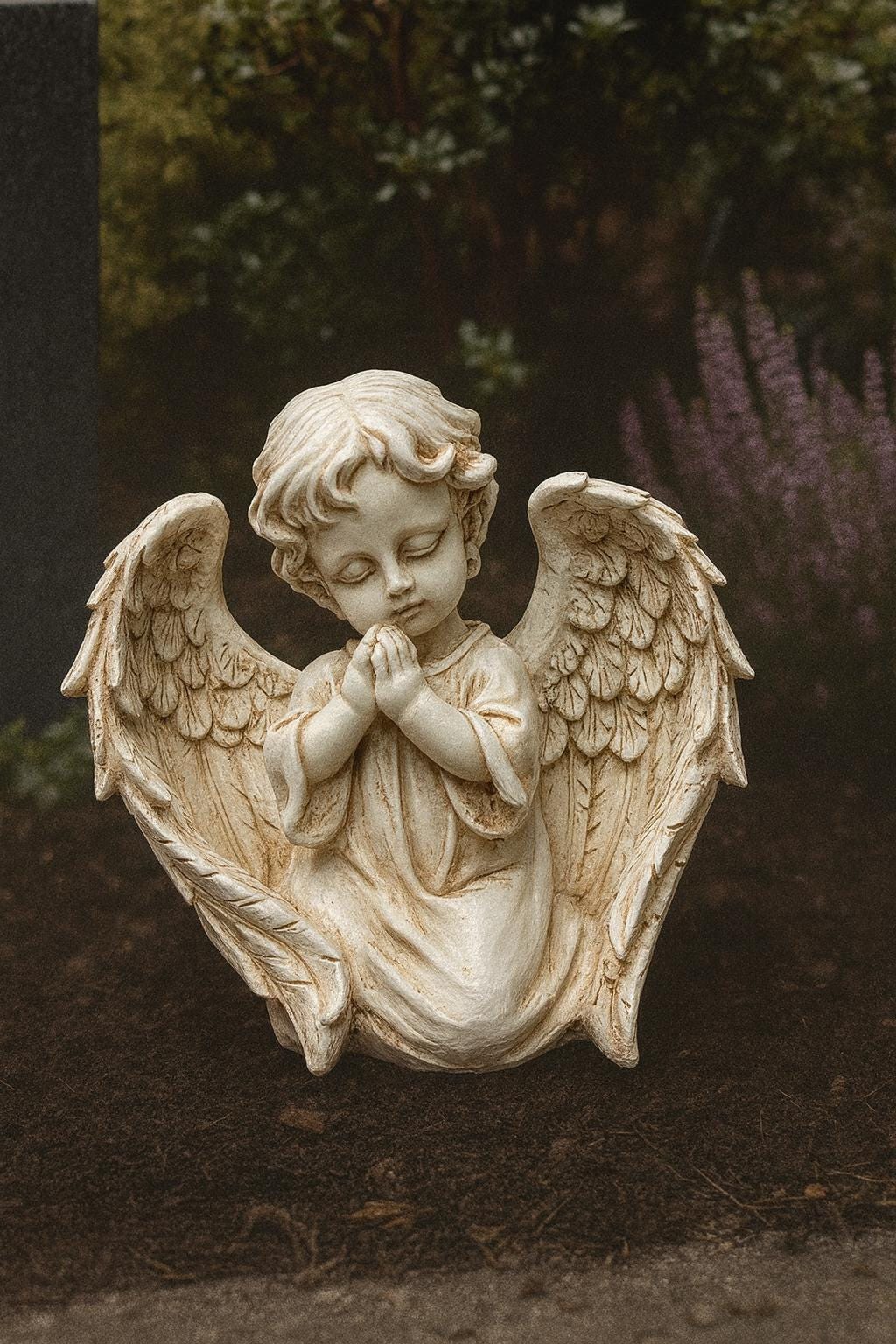 Grabschmuck „Engel Und Herz Mit Inschrift“ – 10 Cm, Wetterfester Kunststoff, Mit Weißer Rose