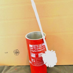 extintor de incendios con cepillo de baño