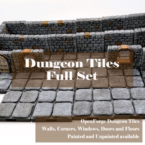 Op de afbeelding: Een complete set kerkertegels, inclusief muren, hoeken, ramen, deuren en vloeren. De tegels zijn grijs en bruin met een stenen textuur. De tekst "Dungeon Tiles Full Set" is zichtbaar. Geverfde en onbeschilderde opties beschikbaar.