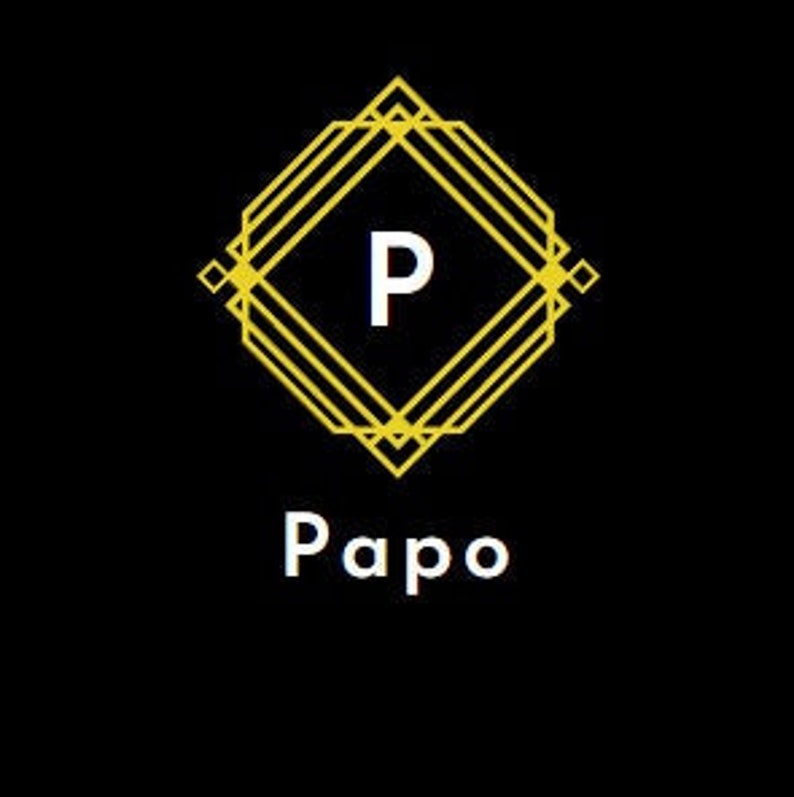 Puede incluir: Un logotipo dorado con la letra "P" en forma de diamante, rodeado de un marco decorativo. La palabra "Papo" est&aacute; escrita en blanco debajo del logotipo.