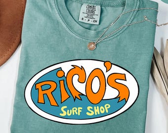Camiseta Comfort Colors® Rico's Surf Shop Logo, estilo retro de los 90, ideal como regalo o para la generación millennial Z.