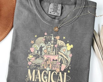 Camiseta Comfort Colors® Retro El lugar más mágico de la Tierra, Camisetas de Mickey Disneyworld, Camiseta Disney, Camiseta de viaje Disney 2026