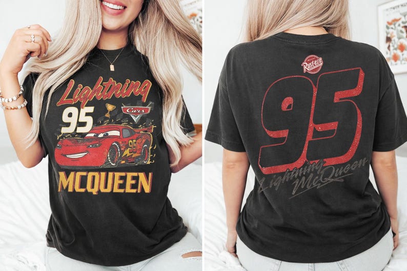 Op de afbeelding: Zwart T-shirt met Lightning McQueen uit de film Cars. De voorkant toont het personage en de tekst "Lightning McQueen 95". De achterkant van het shirt heeft een grote "95" en de tekst "Lightning McQueen".