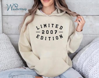 Pode incluir: Um moletom bege com um gráfico preto que diz "LIMITED - 2007 - EDITION".