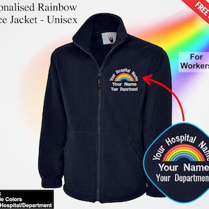 Könnte beinhalten: Marineblaue Unisex-Fleecejacke mit durchgehendem Reißverschluss und hohem Kragen. Die Jacke hat ein Regenbogen-Logo mit dem Text "Your Hospital Name, Your Name, Your Department". Der Text "Personalised Rainbow Fleece Jacket - Unisex" steht oben.