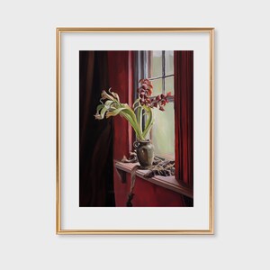 Pode incluir: Uma pintura de um vaso com flores vermelhas murchas em um peitoril de janela em uma sala com paredes vermelhas e uma janela com vista para uma paisagem verde.