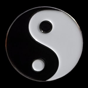 Puede incluir: Pin redondo con el símbolo del yin yang en blanco y negro. El pin tiene un acabado brillante. El símbolo del yin yang es una representación clásica del equilibrio y la armonía. Un accesorio sencillo y elegante.