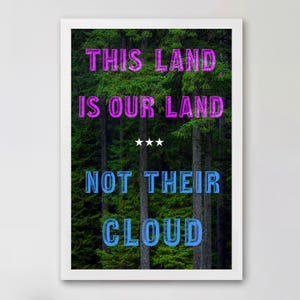 Protestposter tegen datacenters: Stop Datacenters Beweging, Red ons Water, Behoudsposter, Foto van een bosactivist uit PNW, Muurdecoratie, Geen AI.