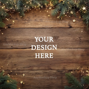 Peut inclure: Un fond en bois rustique avec le texte "YOUR DESIGN HERE" en blanc. L'image est encadrée de branches de conifères, de petites étoiles dorées et de guirlandes lumineuses scintillantes, créant un thème de vacances festif.