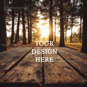 Op de afbeelding: Een houten tafelblad met de tekst "YOUR DESIGN HERE" in witte letters. De tafel staat in een bosrijke omgeving met hoge bomen en een stralende zon die door de takken schijnt.