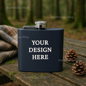 Puede incluir: Un frasco azul marino con una tapa plateada y el texto "YOUR DESIGN HERE" en blanco. El frasco es rectangular y está sobre una superficie de madera con dos piñas. Una manta a cuadros es parcialmente visible.