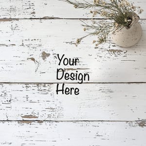 Puede incluir: Fondo de madera blanqueada con un aspecto rústico y desgastado. La madera tiene un color blanco claro y descolorido, con nudos y vetas visibles. El fondo es perfecto para agregar tu propio diseño o texto.