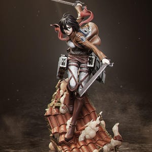 Puede incluir: Una figura detallada de estilo anime de un personaje con cabello negro corto, vistiendo una chaqueta marrón sobre una camisa blanca, pantalones oscuros y botas altas. El personaje sostiene dos espadas plateadas sobre un tejado de tejas rojas.
