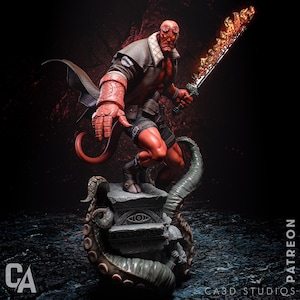 Puede incluir: Figura detallada de Hellboy, un demonio de piel roja, sosteniendo una espada en llamas. Se encuentra sobre una base de piedra con un símbolo de ojo, con una criatura con tentáculos que lo envuelve. La figura lleva un abrigo marrón y pantalones cortos.