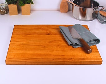 Planche à découper en bois de cerisier massif / Un savoir-faire inégalé : Planche de cuisine personnalisable - Une élégance intemporelle pour votre cuisine