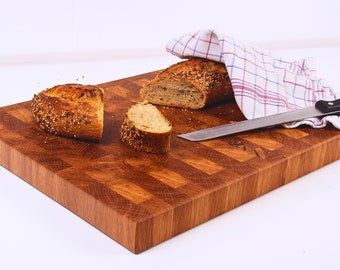 End-grain cutting board made of solid oak wood / Unparalleled craftsmanship: Personalizable kitchen board - elegance for your kitchen
