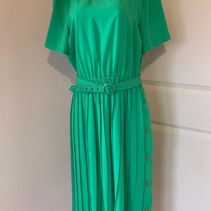 Vintage Leslie Fay Green Pleated Dress - Size 16, Short Sleeve, Belted Waist, Button Detail, Classic 80s Style