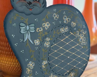 Vintage Hand-Painted Cat String Holder Wall Art – Blue Floral Folk Art Cat Decor with Bow – Whimsical Kitchen or Sewing Room Accent
