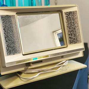 Vintage Clairol Perfect Touch Lighted Makeup Mirror – 1970s Vanity Mirror with Day/Office/Evening Light Settings – Retro Beauty Decor