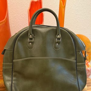 Vintage 1970s United Olive Green Vinyl Travel Bag – Retro Weekender Tote – Structured Mod Overnight Bag with Zipper