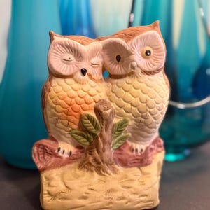 Vintage Owl Couple Figurine – Mid-Century Ceramic Lovebirds – Retro Woodland Decor – Winking Owl Pair Statue