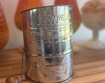 Vintage Bromwell’s Flour Sifter with Wood Handle | Hand Crank 3-Cup Measuring Sifter, Farmhouse Kitchen Decor, Rustic Baking Tool