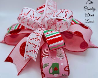 Handgefertigte Weihnachtsschleife, rosa und rote Zuckerstange, wunderliche Weihnachtsdekoration