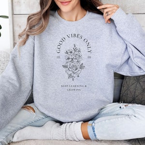 Good Vibes Only, Floral, Nature Lover, Vintage, Sweatshirt, Trendy, Stylish, Oversized Womens Graphic hoodie