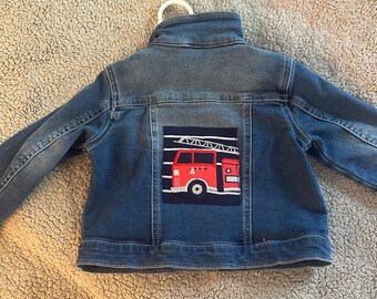 Chaqueta vaquera con camión de bomberos en la espalda