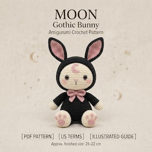 Peut inclure: Une poupée lapin amigurumi au crochet en fil noir et crème, avec un croissant de lune rose sur le front, un nœud rose et des coussinets roses. Texte : MOON Gothic Bunny Amigurumi Crochet Pattern [PDF PATTERN] [US TERMS] [ILLUSTRATED GUIDE] Taille finie approx. : 21-22 cm.