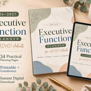 Könnte beinhalten: Ein 2026-2027 Executive Function Planer für Erwachsene mit ADHS, dargestellt als physisches Buch und auf einem Tablet-Display. Das Cover zeigt abstrakte Formen in Salbeigrün, Blau und Pfirsich sowie botanische Linienzeichnungen.