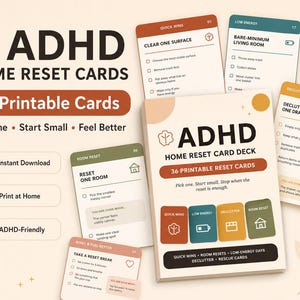 Peut inclure: Un ensemble de 36 cartes imprimables ADHD Home Reset contenant des listes de tâches pour l'organisation de la maison. Les cartes sont présentées en paquet et individuellement, avec du texte incluant 'Quick Wins', 'Low Energy', 'Declutter' et 'Room Reset'.
