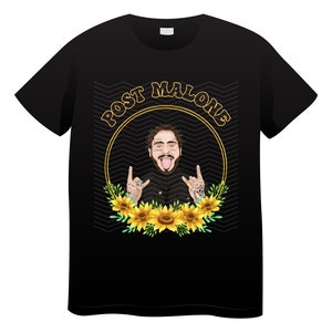 Może przedstawiać: Czarny t-shirt z grafiką Post Malone, wzorem słonecznika i napisem "POST MALONE" w złotej okrągłej ramce. Projekt przedstawia Post Malone z wystawionym językiem i gestem rock.
