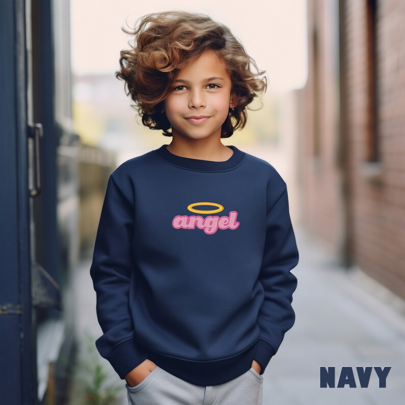 Puede incluir: Una sudadera azul marino con un gr&aacute;fico rosa de "&aacute;ngel" y un halo amarillo sobre la palabra.