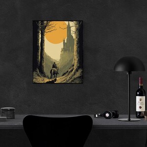 Puede incluir: Una impresi&oacute;n art&iacute;stica enmarcada representa a un jinete a caballo que viaja por un bosque hacia un castillo. La obra de arte presenta una paleta de colores c&aacute;lidos con un gran sol naranja en el fondo. La impresi&oacute;n se muestra en una pared gris oscuro.