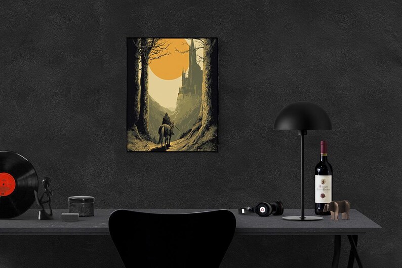 Puede incluir: Una impresi&oacute;n art&iacute;stica enmarcada representa a un jinete a caballo que viaja por un bosque hacia un castillo. La obra de arte presenta una paleta de colores c&aacute;lidos con un gran sol naranja en el fondo. La impresi&oacute;n se muestra en una pared gris oscuro.