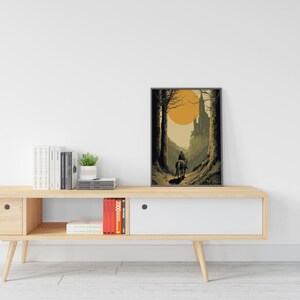 Puede incluir: Impresi&oacute;n art&iacute;stica enmarcada que representa a un jinete a caballo viajando por un bosque hacia un castillo. La obra de arte presenta un gran sol naranja y una paleta de colores apagados de marrones, verdes y amarillos. La impresi&oacute;n se muestra en una pared blanca.