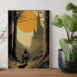Puede incluir: Una impresi&oacute;n art&iacute;stica enmarcada representa una escena medieval con un jinete a caballo que viaja por un bosque hacia un castillo. La obra de arte presenta un gran sol naranja y una paleta de colores apagados.