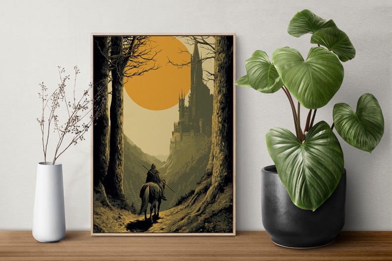 Puede incluir: Una impresi&oacute;n art&iacute;stica enmarcada representa una escena medieval con un jinete a caballo que viaja por un bosque hacia un castillo. La obra de arte presenta un gran sol naranja y una paleta de colores apagados.