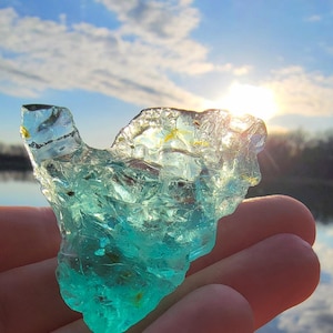 Afghaanse Andara. Turkooisblauw met witte kristallen en gele insluitsels. Etheriumoase Andara.  19 gram