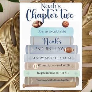 Puede incluir: Una invitación de cumpleaños con el texto "Noah's Chapter Two" en escritura azul marino. La invitación presenta una pila de libros con ilustraciones temáticas deportivas y detalles del evento. La invitación está colocada sobre una bandeja dorada en forma de hoja.
